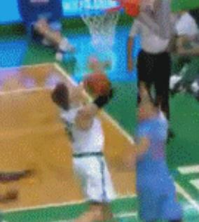 足球场上的搞笑动作(图看NBA五大爆笑瞬间:库里快攻准备扣篮,不料脚下一滑太尴尬)