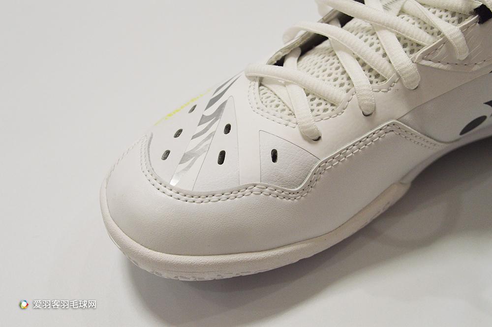 儿童打羽毛球穿什么鞋好(这款羽毛球鞋火了20年!国际选手几乎人手一双)