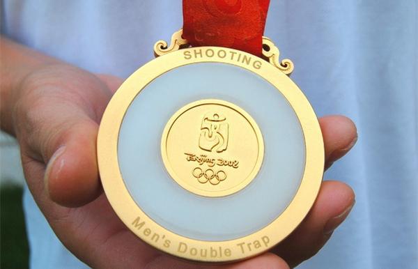 08年金镶玉奖牌多少钱(东京奥运金牌掉皮?哪届奥运金牌最值钱?为何金镶玉只能排第10?)