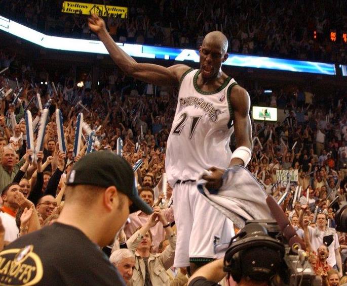 森林狼三巨头是谁出的（07年加内特被森林狼交易，为了组建三巨头，绿军付出什么筹码？）