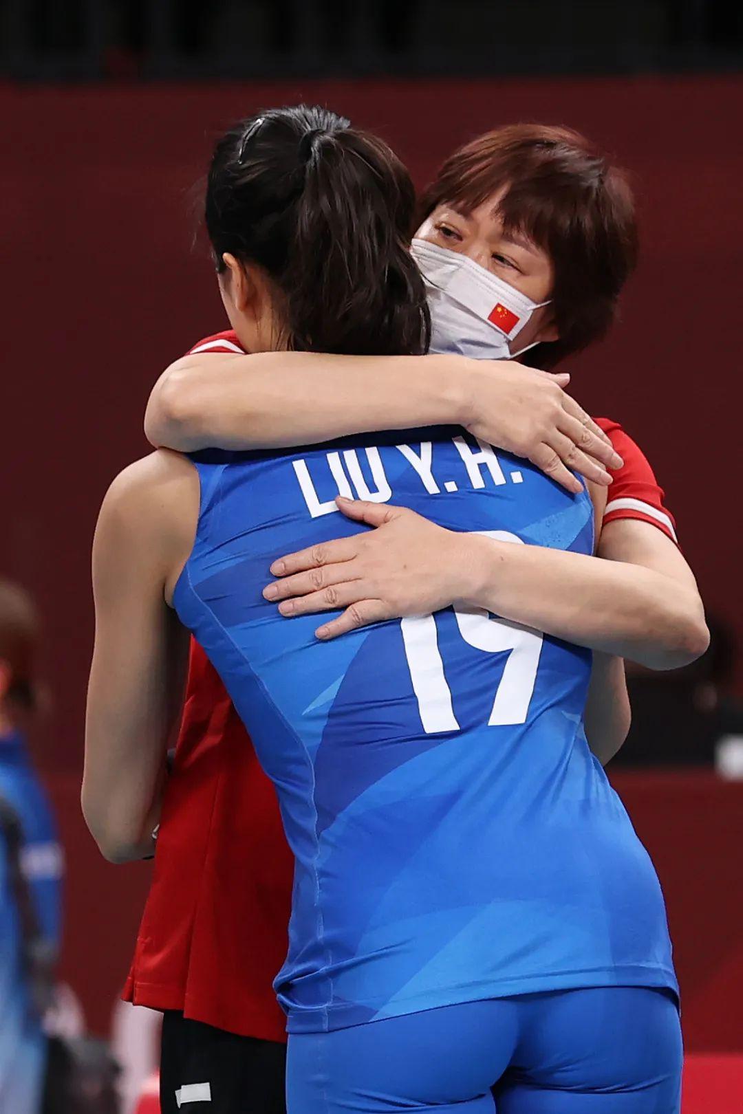 中国女排张常宁告别郎平（感谢你带给我们最好的8年！中国女排姑娘们哭成一片！送别郎平）