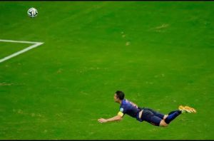 罗本2014世界杯鱼跃式头球（范佩西锦鲤鱼跃破门，罗本脚踏风火轮复仇卡西利亚斯）-华海博客