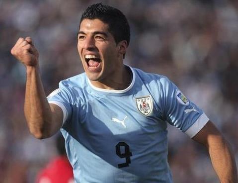 卡瓦尼倒勾破门(苏亚雷斯破荒卡瓦尼上演暴力倒钩,专家:这才是真正的足球)