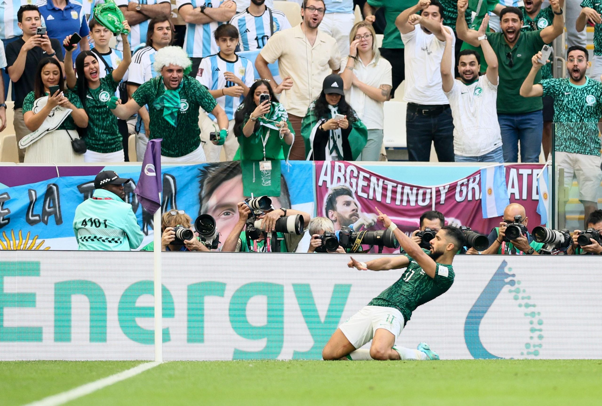 最近有什么足球比赛（世界杯最新战报：法澳战成4：1，阿根廷大冷门1：2负于沙特！墨西哥和丹麦均0：0战平对手；C罗正式离开曼联足球俱乐部）