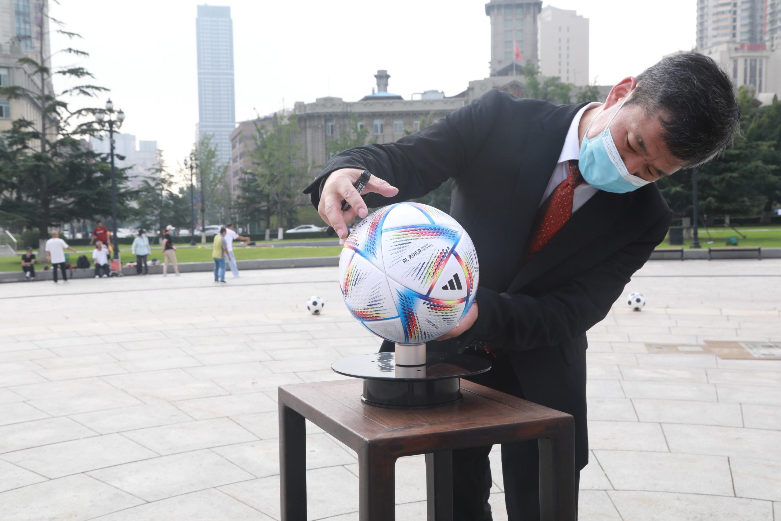 阿迪达斯02年世界杯球(收藏3套历届世界杯用球,“球迷001”大连发起藏品大PK)