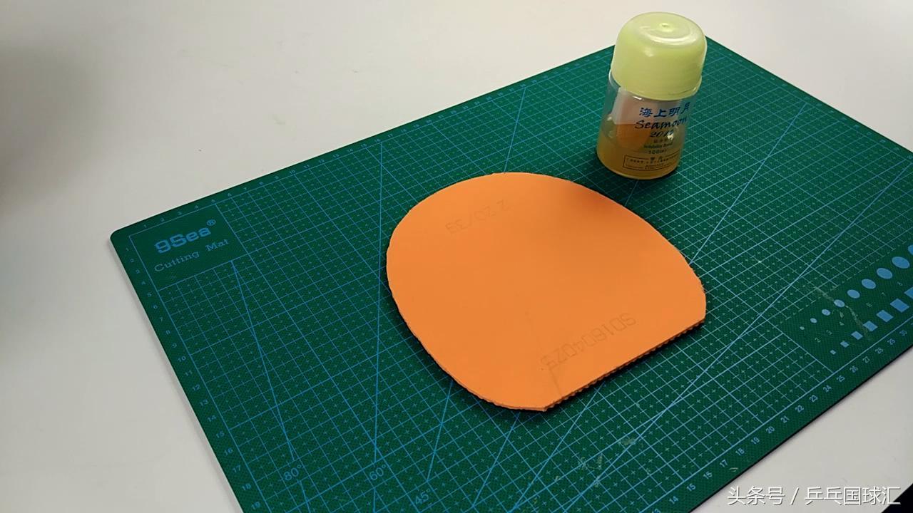 乒乓球拍怎么刷胶（有80%的人还不知道，胶皮应该怎么刷才更好打！）