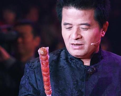 打篮球背影照片(61岁毕福剑近况曝光,与年轻小伙大战篮球,一连投4球背影潇洒)