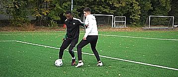 足球怎么打单边(三个所有球员都必须要掌握的足球技巧)