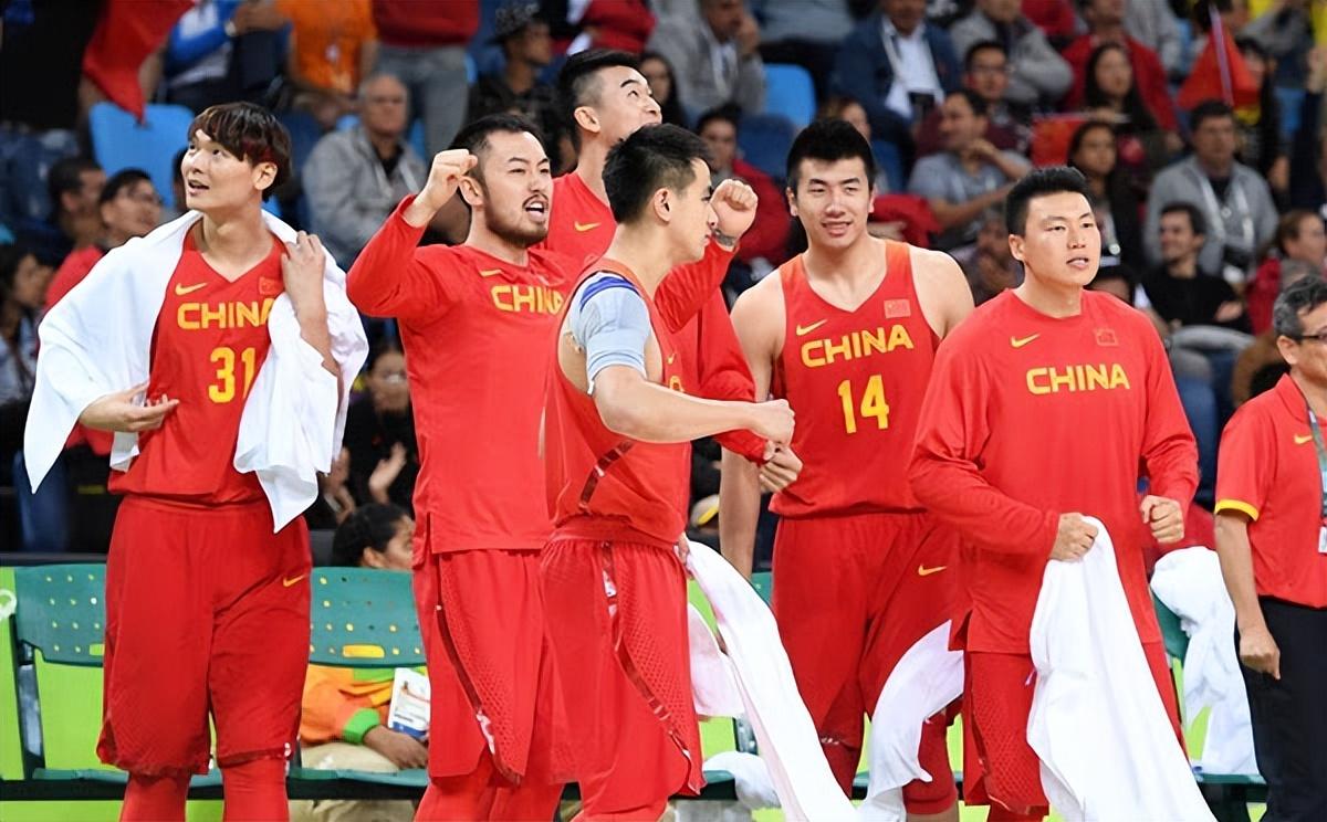 08年奥运会男篮主教练是谁（杜锋的国家队带的后卫多，那此前的世界大赛男篮都会带几个后卫？）