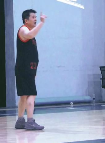 打篮球背影照片(61岁毕福剑近况曝光,与年轻小伙大战篮球,一连投4球背影潇洒)