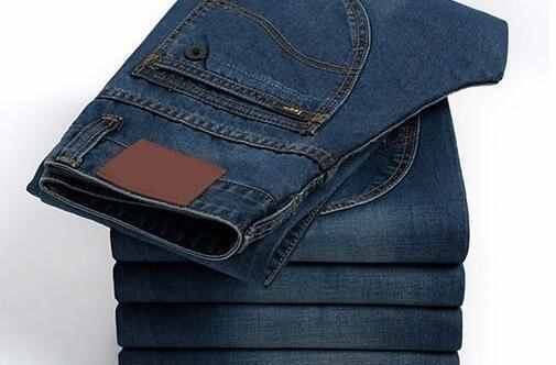 新买的牛仔裤怎么洗不掉色（新买的牛仔裤怎么洗不掉色最有效的方法）