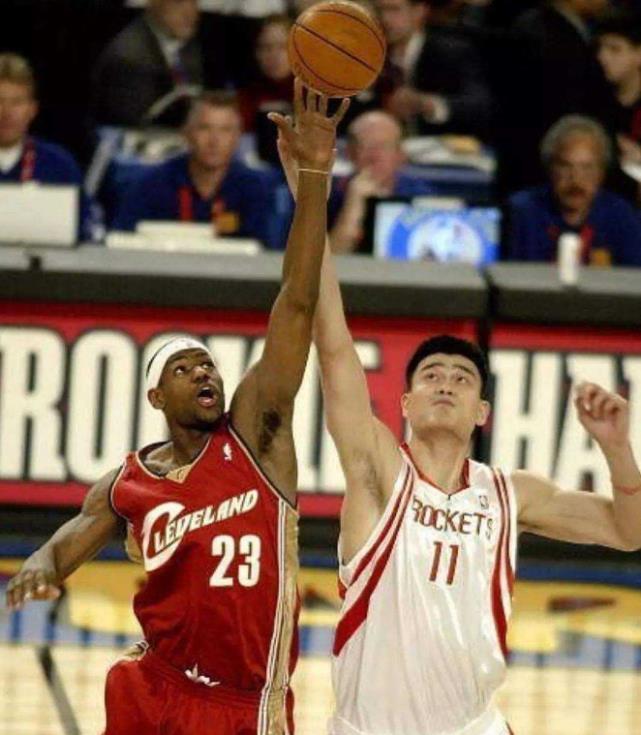 詹姆斯扣卢卡斯(詹姆斯弹跳有多逆天?惊天救球险摸篮板上沿 姚明跳球都输给他)