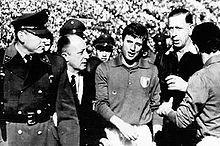 世界杯有没有打架视频（这是最粗野的一场世界杯！双方上演90分钟的球场群架）