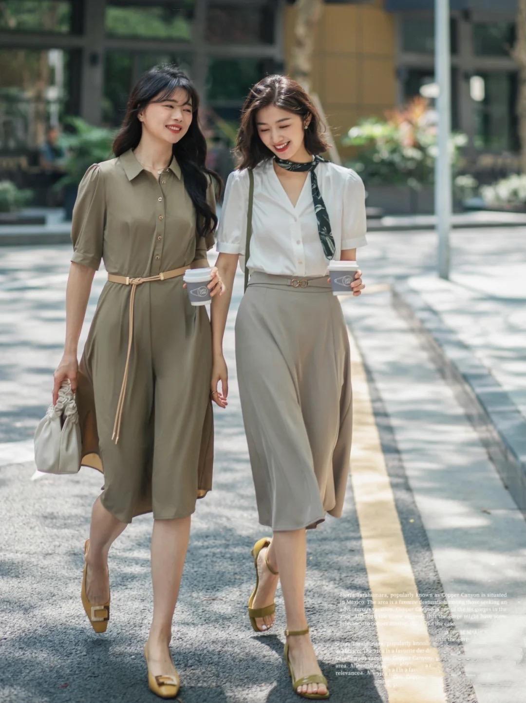 两品牌多款式混着穿（夏天怎么穿更时髦？看着两位小姐姐的穿搭就够了，精致优雅很体面）