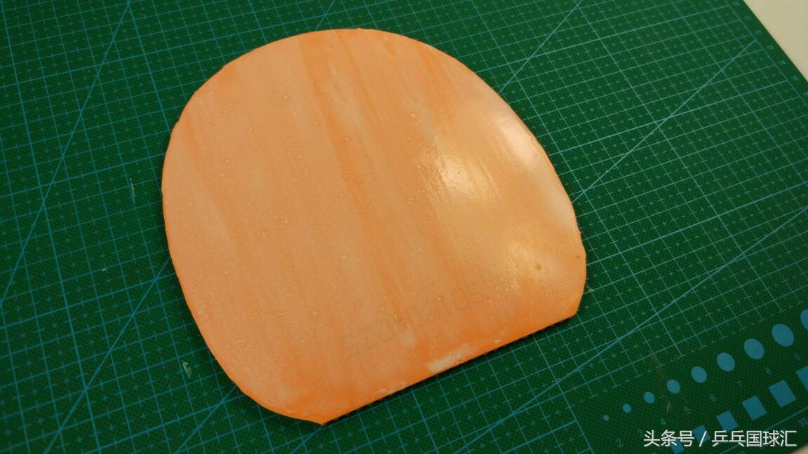 乒乓球拍怎么刷胶（有80%的人还不知道，胶皮应该怎么刷才更好打！）