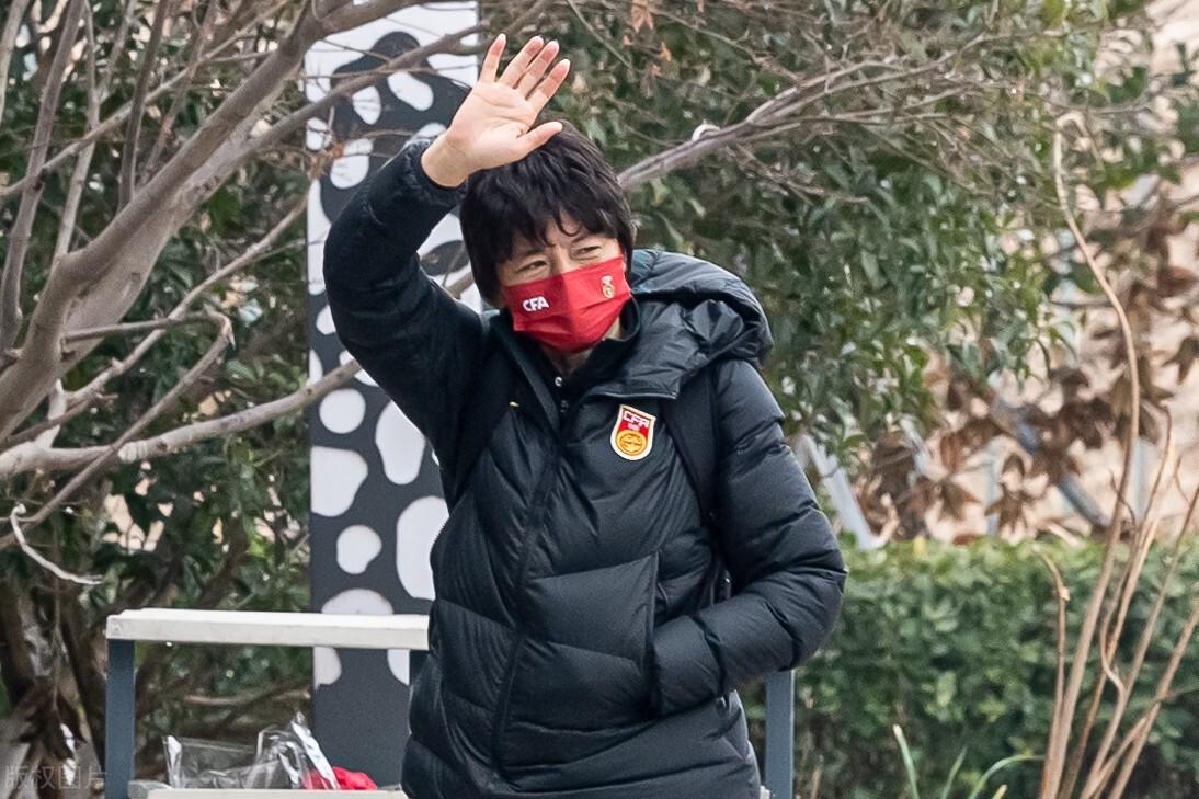 女足进行回国后的首堂训练课（中国女足完成回国首训，球员成流量市场宠儿：国门收相亲节目邀请）