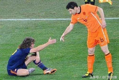 足球红黄牌是什么意思(足球场上的红、黄牌是怎么出现的?灵感竟然来源于红绿灯)