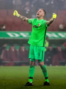 萨内庆祝胜利（足球-德甲：拜仁不敌奥格斯堡）-华海博客