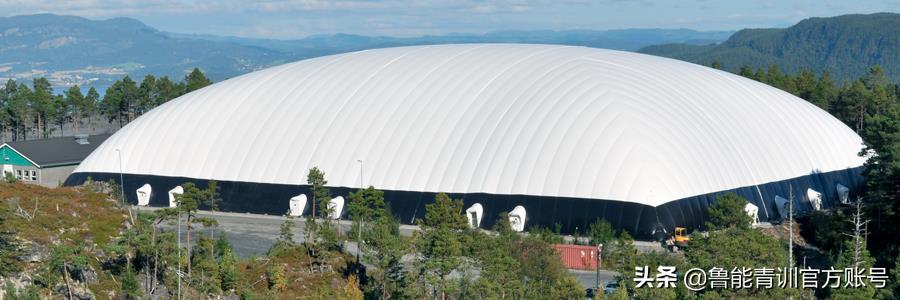 足球打气多少合适压力（揭秘气膜球场：在“大棚”里，你甚至可以踢足球）