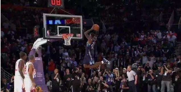 詹姆斯扣卢卡斯(詹姆斯弹跳有多逆天?惊天救球险摸篮板上沿 姚明跳球都输给他)