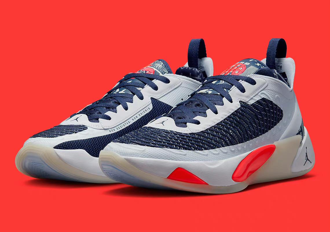 蓝白色篮球鞋（耐克新品！东契奇1代多配色曝光，Zion2新配色质感佳，AF1有惊喜）