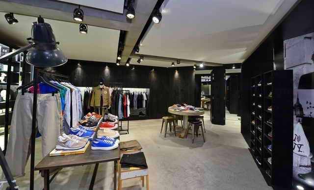 来香港买什么牌子的衣服（香港买钻石什么牌子好）