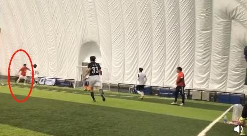 打篮球背影照片(61岁毕福剑近况曝光,与年轻小伙大战篮球,一连投4球背影潇洒)