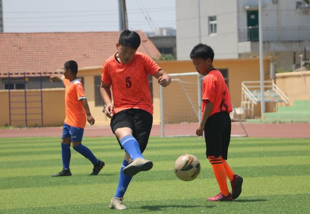 小学生学足球有什么好处(泰安校园足球之小井小学,别担心孩子不喜欢足球,未来目标市冠军)