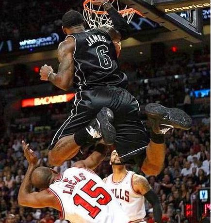 詹姆斯扣卢卡斯(詹姆斯弹跳有多逆天?惊天救球险摸篮板上沿 姚明跳球都输给他)