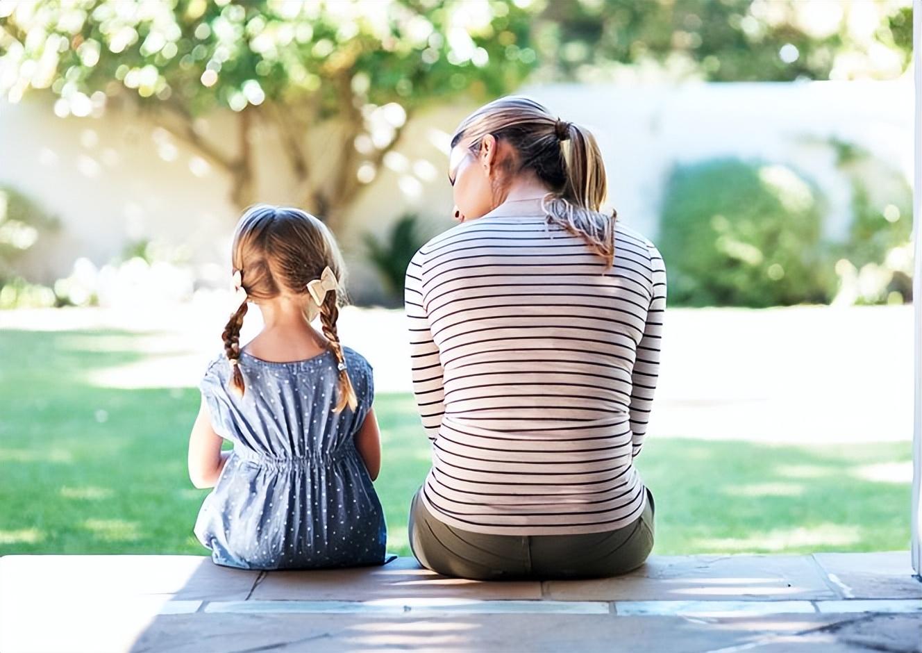 怀孕五个多月宝宝老是踢下面(3岁男孩被亲妈猛踹下体:情绪失控的妈妈,是孩子一生的灾难)