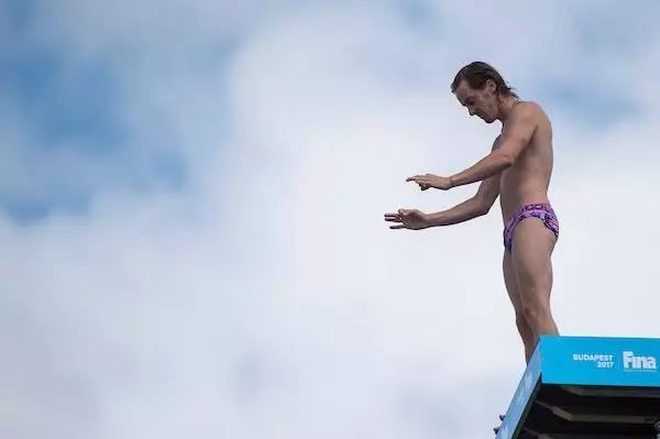 跳水运动员在台上不会怕吗（高台跳水运动员的恐惧）