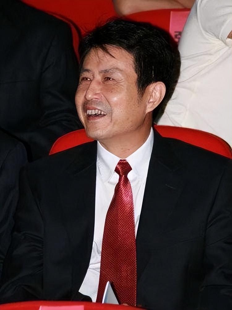 2004年女排教练（陈忠和：伤痛中走出来的女排金牌教练，再婚生活也有泪）