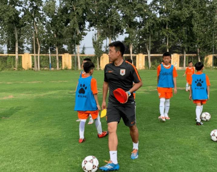 去学足球需要交钱吗吗（热议！国脚直言踢球不用太多钱：上学不也得交学费，一个道理）