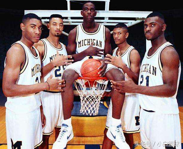 为什么nba都穿短的紧身裤(风靡一时的短裤为何在NBA消失?嘻哈风为诱因,乔丹推波助澜)