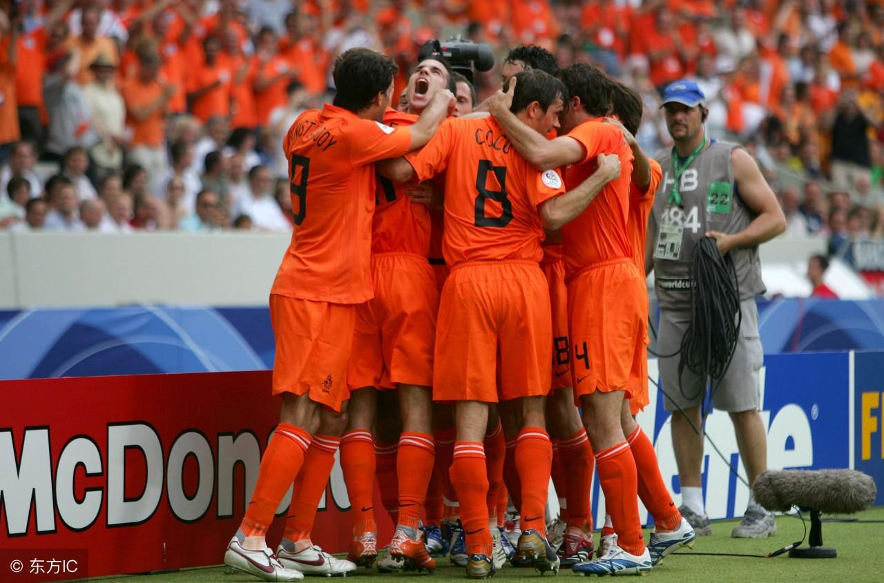 足球哪个国家最强前十(全球十大足球强国,五星巴西位居第一,意大利无缘俄罗斯世界杯)