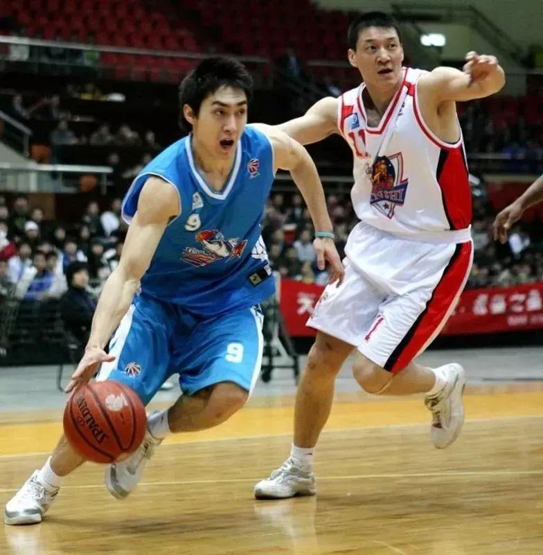 cba冠军扣篮(顶薪合同结束!直接决定退役!再见了,CBA第一个扣篮王+三分王)