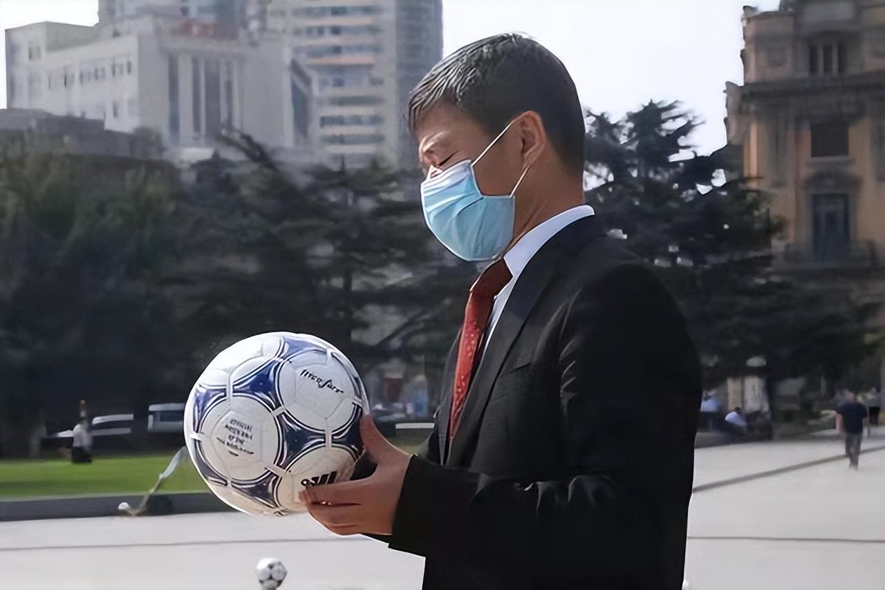 阿迪达斯02年世界杯球(收藏3套历届世界杯用球,“球迷001”大连发起藏品大PK)