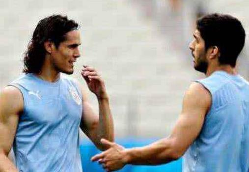 卡瓦尼倒勾破门(苏亚雷斯破荒卡瓦尼上演暴力倒钩,专家:这才是真正的足球)