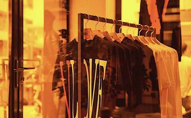 来香港买什么牌子的衣服（香港买钻石什么牌子好）