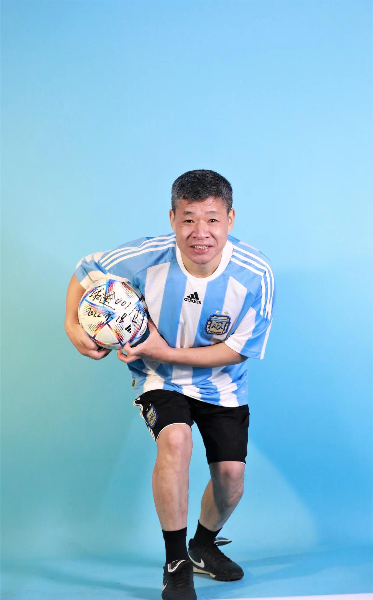 阿迪达斯02年世界杯球(收藏3套历届世界杯用球,“球迷001”大连发起藏品大PK)