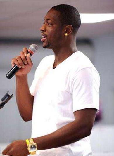 nba球星为什么都打耳洞（耳钉不是谁都能驾驭！NBA6大球员戴耳钉超霸气！科比戴的钻石最大）