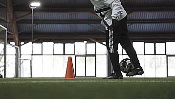 足球花式起球过人（五个花式过人技巧（不建议在实战中使用））