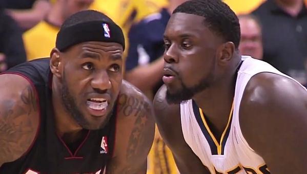 足球场上的搞笑动作（NBA赛场十大搞笑瞬间：詹姆斯左手盖自己右手，麦基给对手发球）