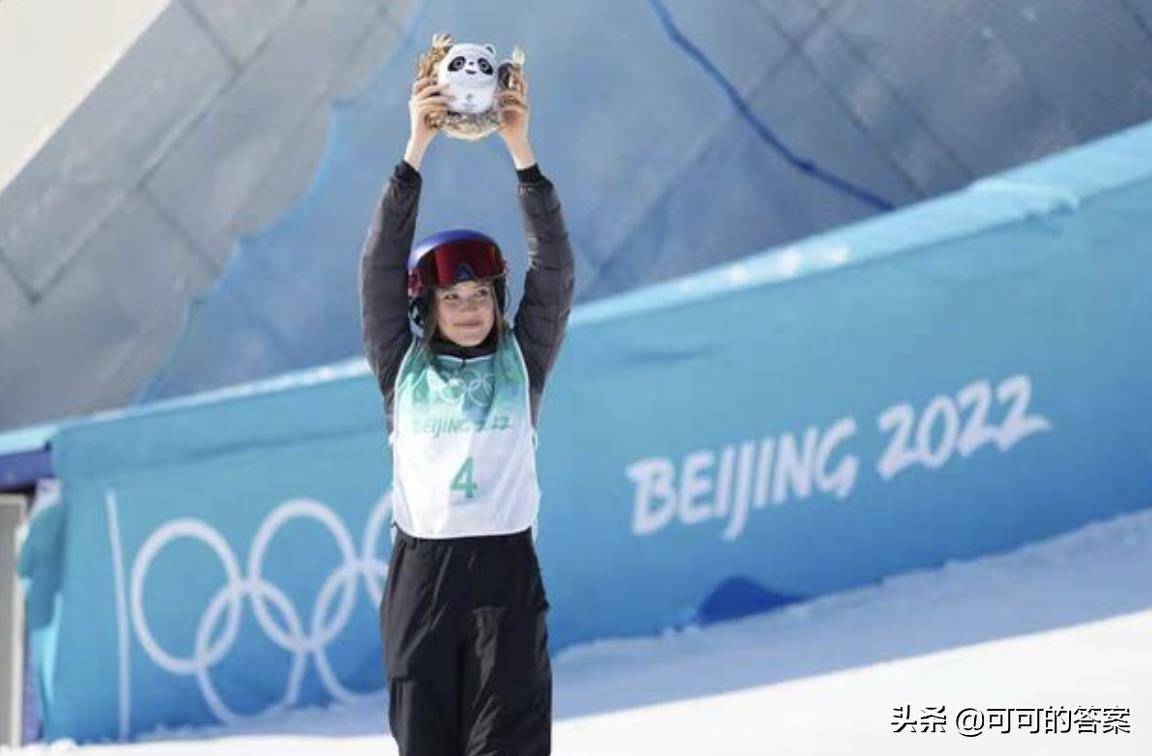 奥运会佩戴的花环是什么做的（北京冬奥会上获奖运动员获得的定制版金色冰墩墩装饰花环是什么）