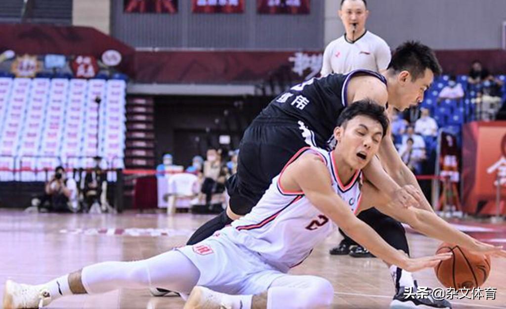 cba哪个球员女友矮（杜锋知人善用！身材矮小却成为广东男篮奇兵，场外与女友保持低调）
