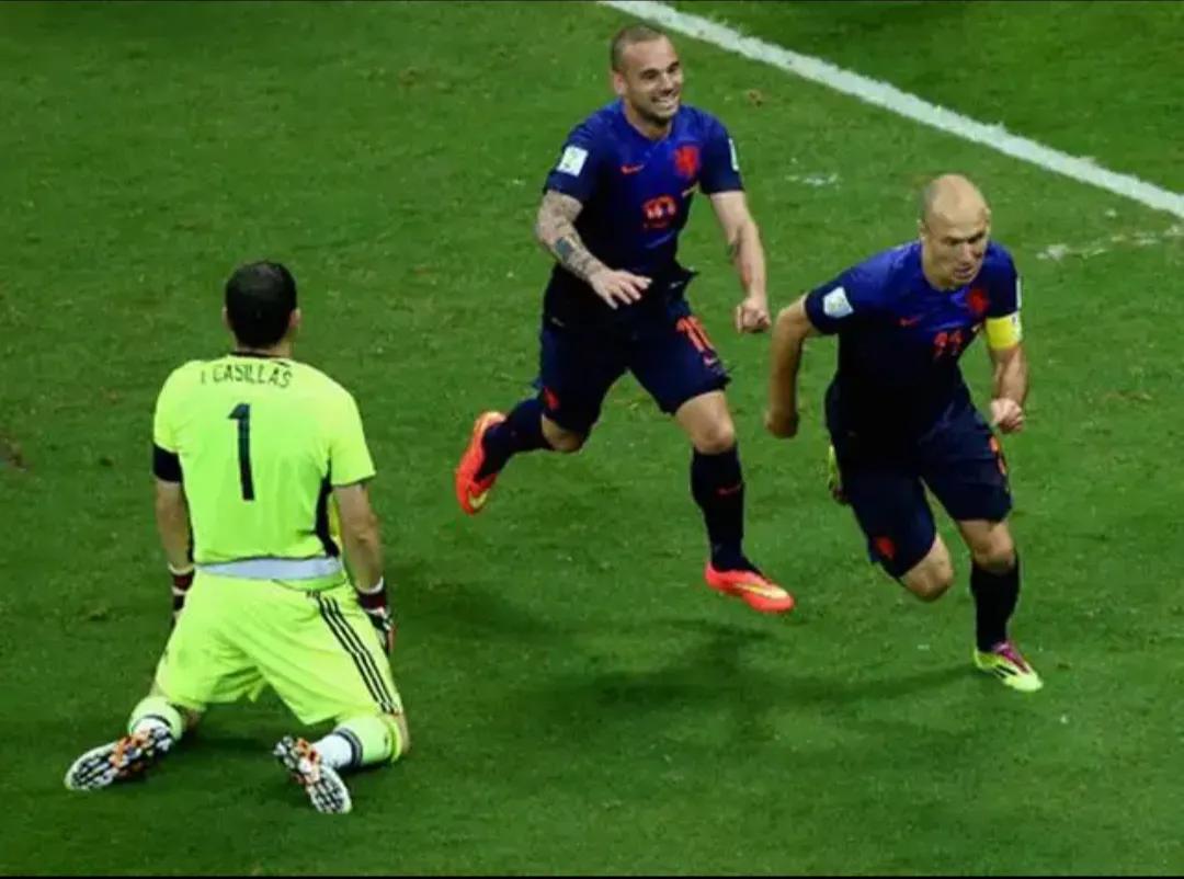 罗本2014世界杯鱼跃式头球(范佩西锦鲤鱼跃破门,罗本脚踏风火轮复仇卡西利亚斯)