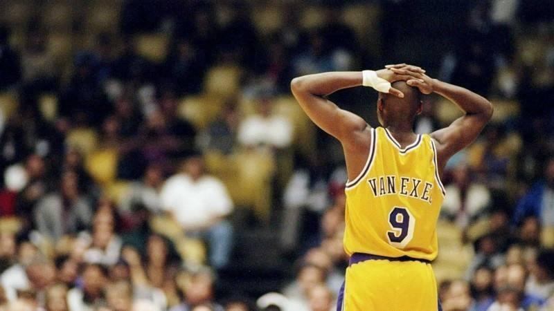 NBA全明星乔丹出场(98年湖人坐拥4位全明星,为何西决会被爵士横扫?OK组合表现如何)