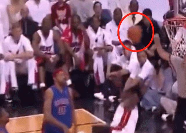 科比双手举起霸气照片（5图告诉你什么叫神仙球！科比负角度让哈登无奈，JR360度拉杆暴扣）