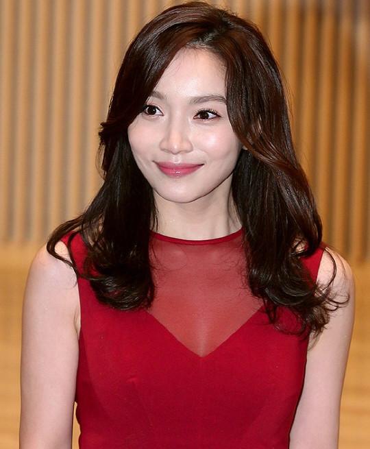 我丈夫能踢到50岁(美过宋慧乔,被丈夫砍断手指踢至流产,结婚13天离婚,45岁仍单身)