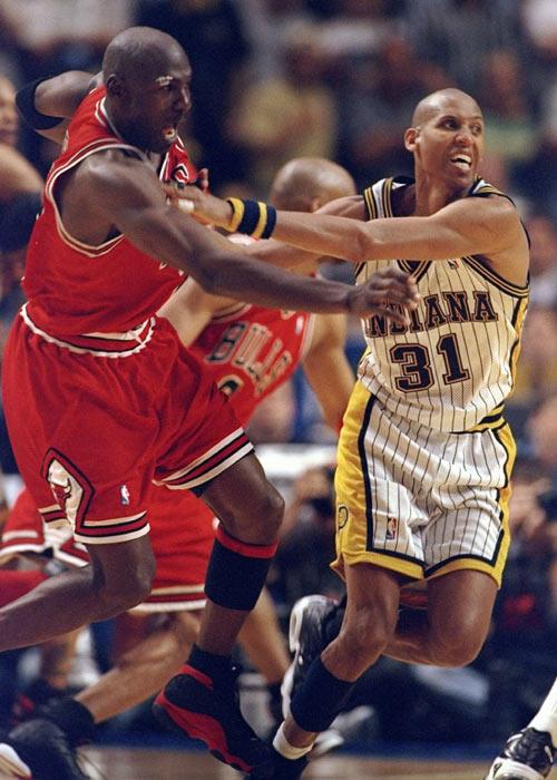 拳击打出脑浆的是谁（NBA十大最惨烈斗殴，姚明恩师被揍出脑浆，科比遭无名小卒暴打）